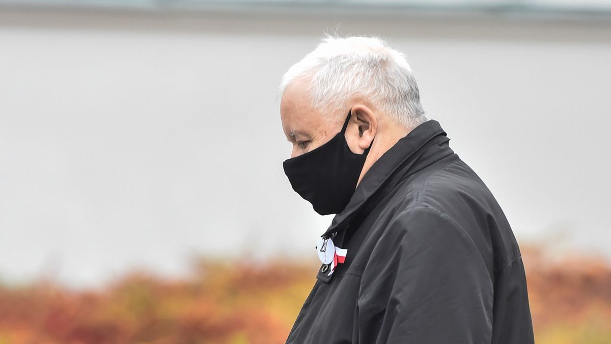 Jarosław Kaczyński w Boże Narodzenie wybrał się na cmentarz powązkowski, by odwiedzić najbliższych zmarłych Lecha i Marię Kaczyńskich.