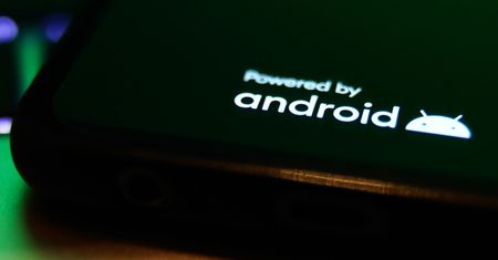 Luka w Androidzie. Złośliwa aplikacja może wykraść kody 2FA