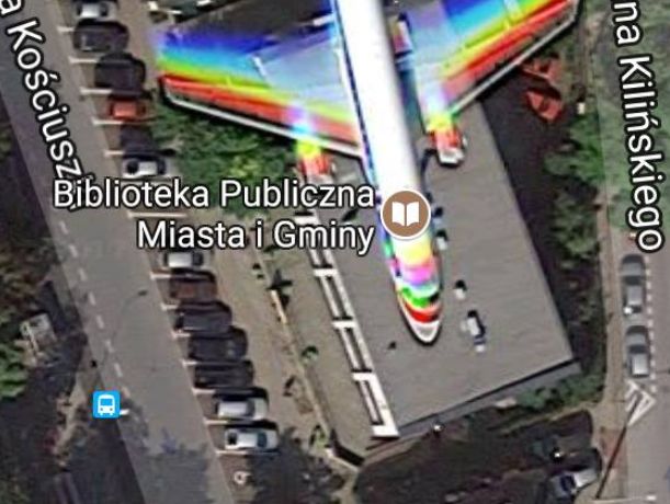 Lądowanie na Bibliotece? "Tęczowy samolot" nad Piasecznem robi furorę