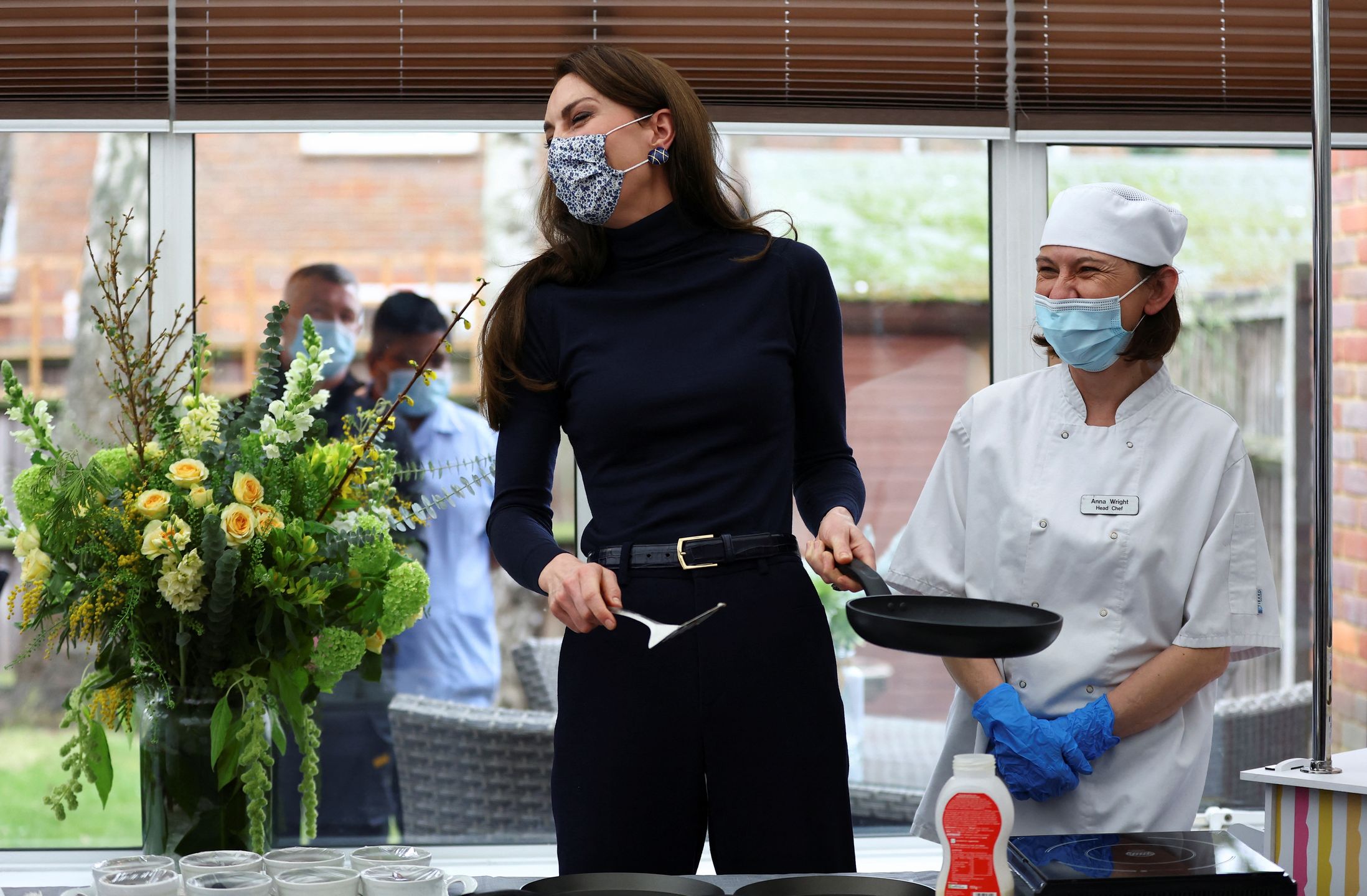 Kate Middleton zadaje szyku i pozuje z patelnią