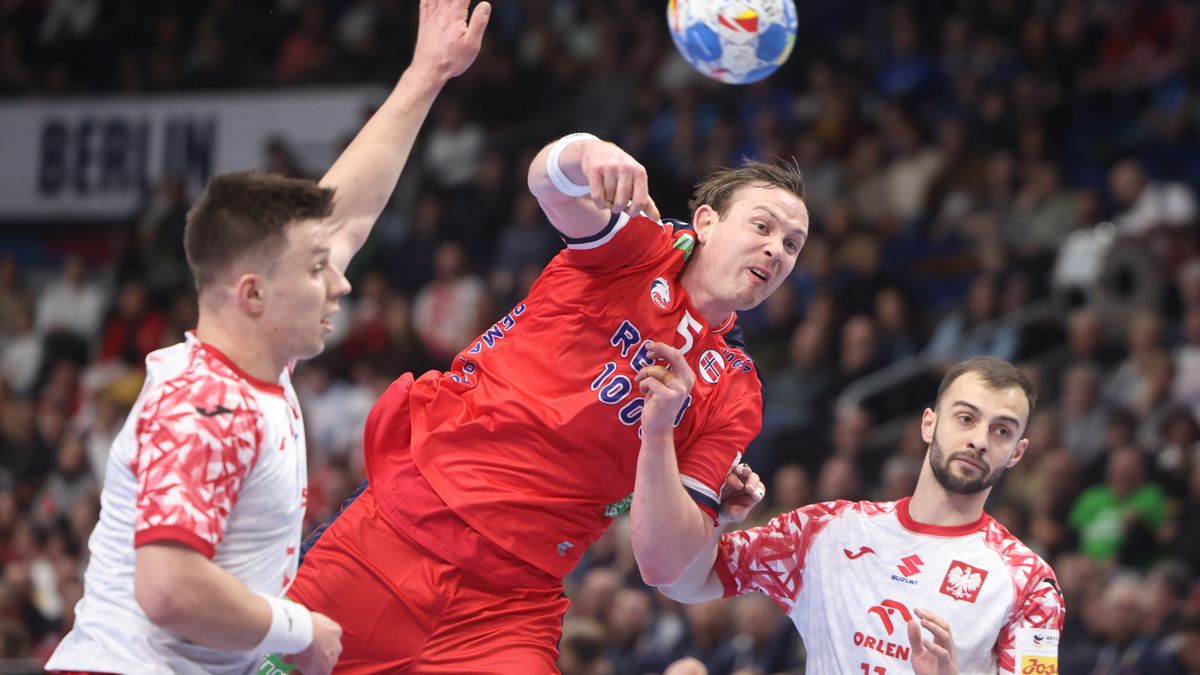 PAP/EPA / CLEMENS BILAN / Na zdjęciu: Michał Olejniczak (z lewej) podczas meczu z Norwegią