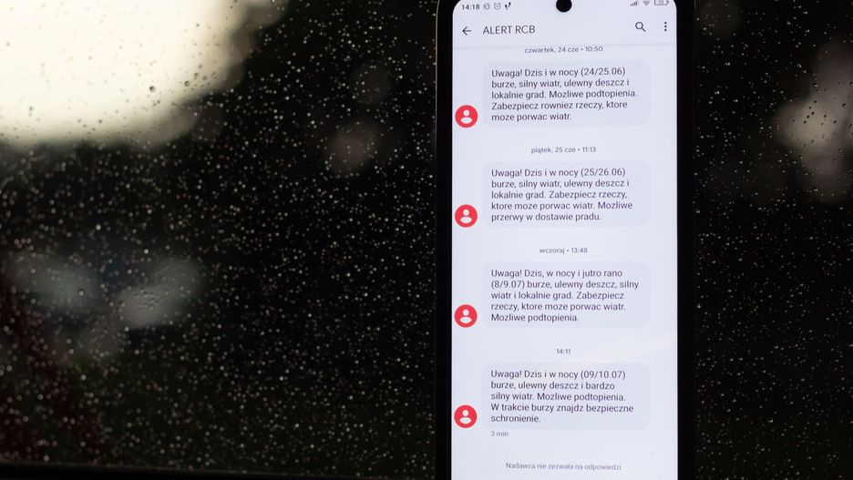 alert, rcb, storm, weather, conditions, text, message, warning, advice, information, climate, government, poland, polish, phone, mobile phone, cell phone, smartphone, read, state, crisis, flood, flooding, extreme, rain, window, thunder, thunderstorm, summer, july, high temperature, cloud, drops, raindrops, glass, news, safety
