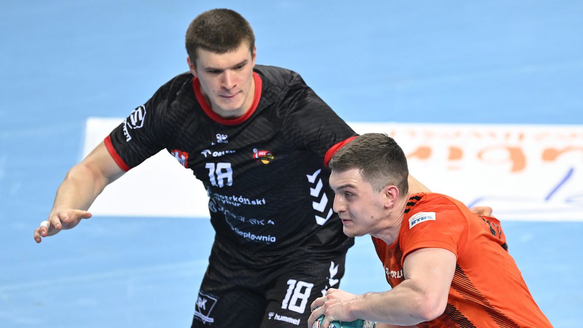 PAP / Maciej Kulczyński / Zawodnik MKS Zagłębia Lubin Patryk Iskra (P) i Sebastian Runowski (L) z Piotrkowianina Piotrków Tryb.