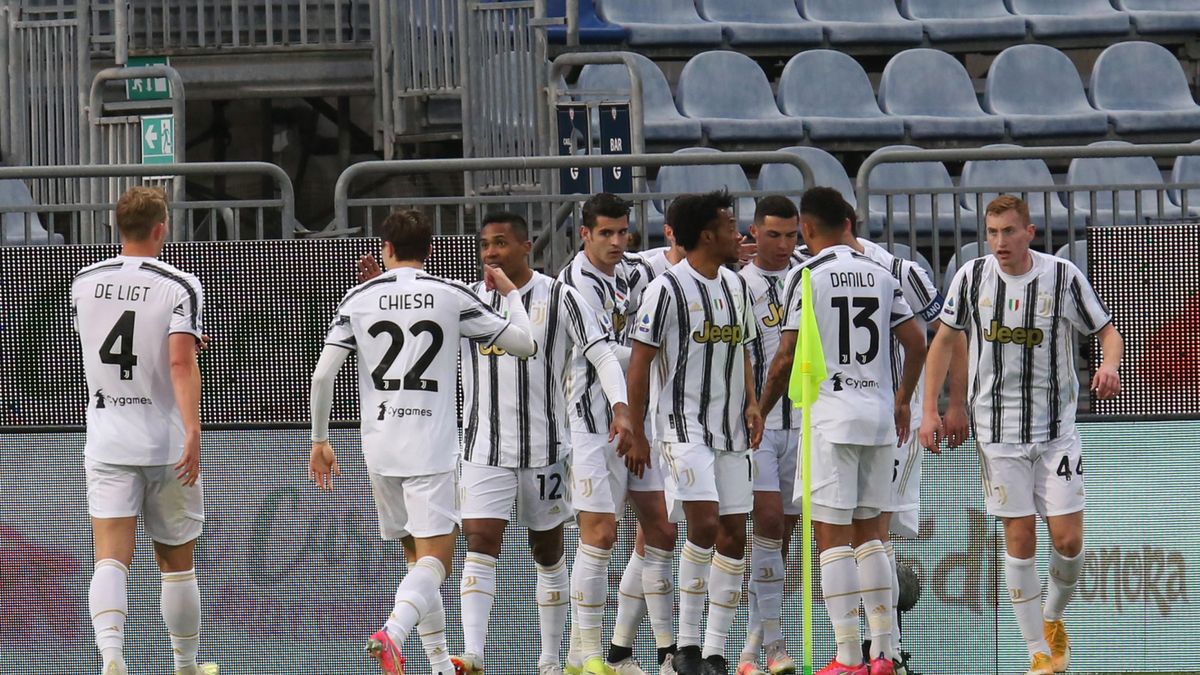 piłkarze Juventusu Turyn cieszą się z bramki Cristiano Ronaldo