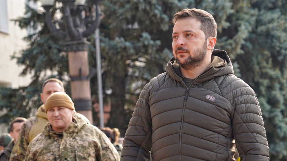 Chersoń, Ukraina, 14.11.2022. Prezydent Ukrainy Wołodymyr Zełenski (P) podczas wizyty w wyzwolonym Chersoniu, 14 bm. Trwa inwazja Rosji na Ukrainę. (sko) PAP/Alena Solomonova