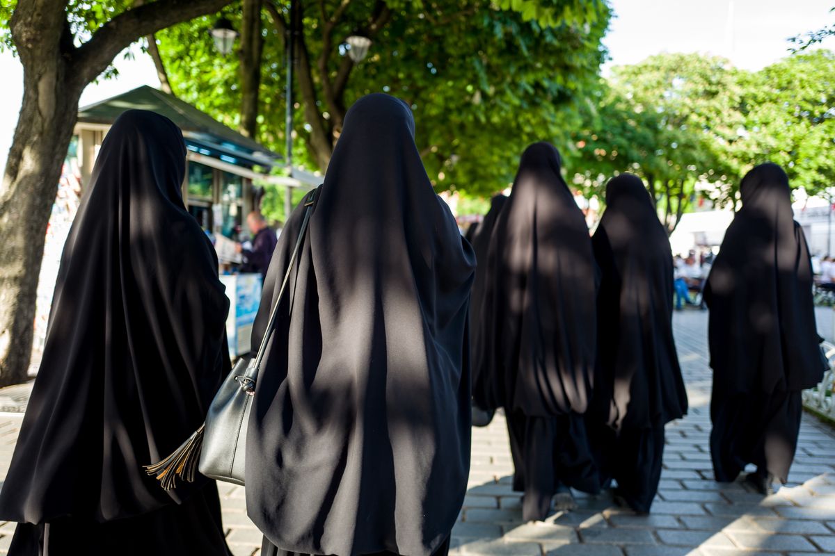 Burka to rodzaj nieprzezroczystego przykrycia głowy, noszonego przez muzułmanki, z kolei pełna burka to nakrycie zasłaniające całe ciało