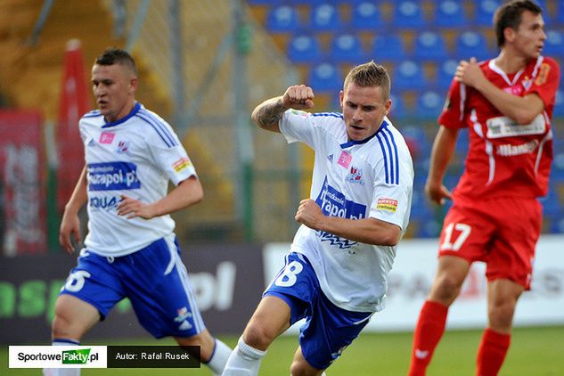 Damian Chmiel (na pierwszym planie) imponował walecznością i skutecznością w starciu z Widzewem