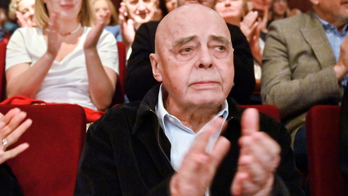 Stanisław Tym podczas premiery sztuki "Ciemny grylaż"