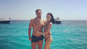 Zamiast Euro ma cudowne wakacje. Hiszpanowi towarzyszy śliczna dziewczyna