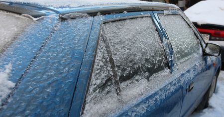 Przykra niespodzianka o poranku. Jak pokonać zamarznięte zamki i drzwi samochodu?