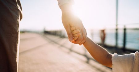 Zabiera na wakacje tylko jedno dziecko. Drugie zostawia z mężem w domu