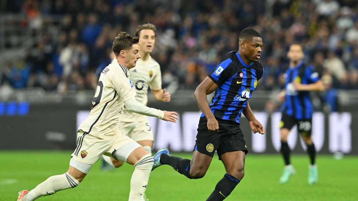 Getty Images / Giuseppe Bellini / Na zdjęciu: Nicola Zalewski (AS Roma) w jednym z pojedynków z Denzelem Dumfriesem (Inter)