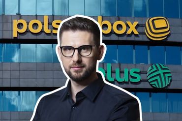 Piotr Żak na tle biura Cyfrowego Polsatu, fot. ma. prasowe