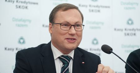 Senator Grzegorz Bierecki pokazuje majątek. Jest multimilionerem, ale jeździ "maluchem"
