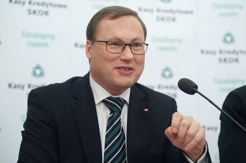 Senator PiS ma miliony, zarabia miliony, ale żyje zaskakująco skromnie