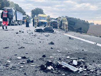 Słupsk: Zderzenie trzech pojazdów na DK6. Droga zablokowana