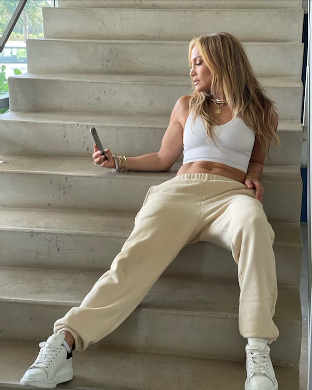 Jennifer Lopez w pracy. Nie nosi pierścionka zaręczynowego