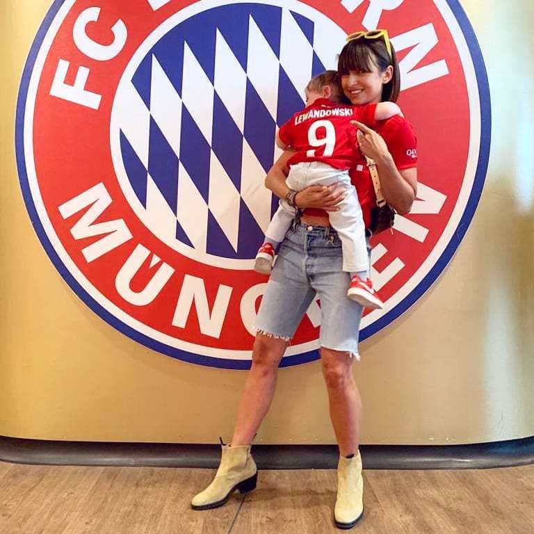 Anna Lewandowska z Klarą w takich samych koszulkach