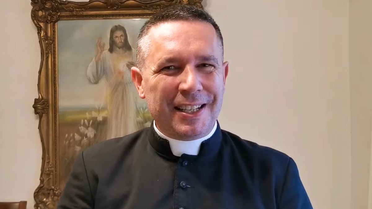 Ksiądz zmienia słowa psalmu