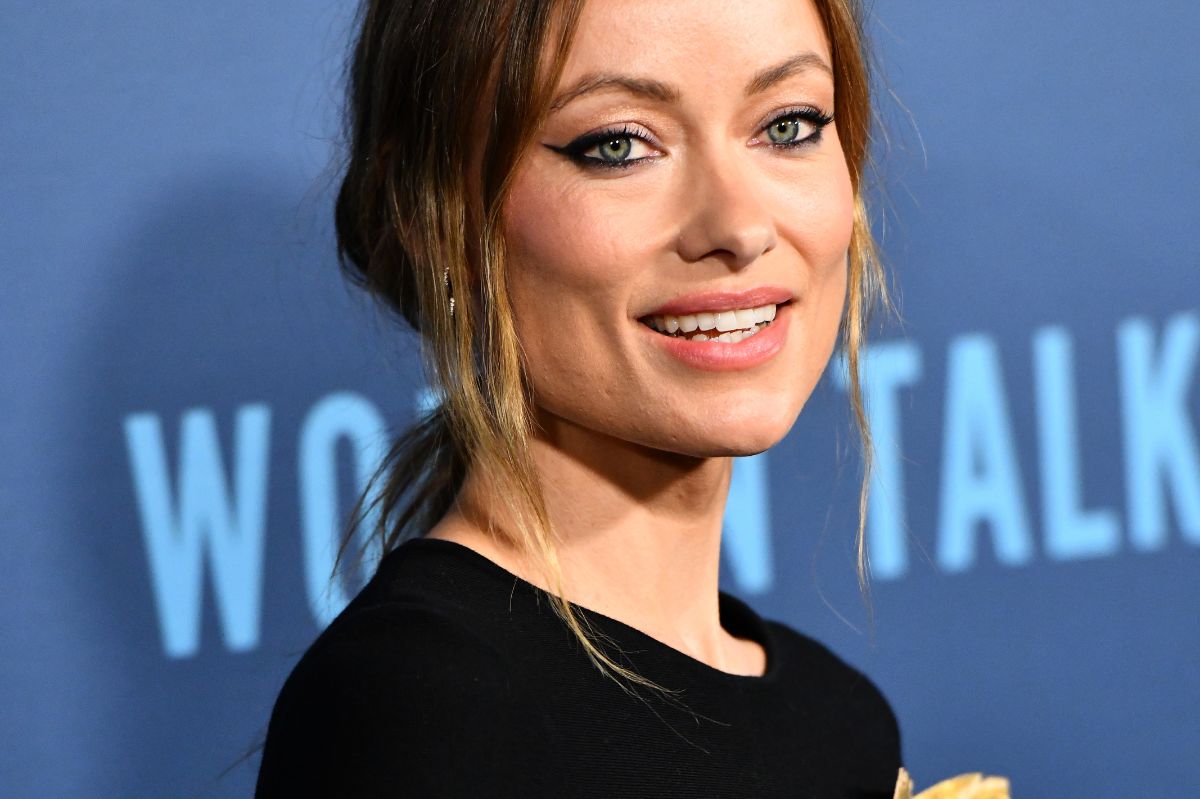 Olivia Wilde w awangardowej sukni z dodatkiem złota