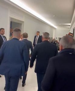 Zobaczyli tylko plecy. Tusk i Sienkiewicz nie odpowiedzieli na pytania