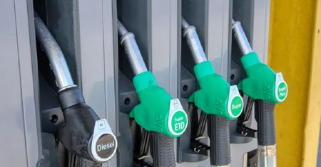 Kierowcy z niepokojem patrzą na stacje paliw. Eksperci nie mają dobrych wieści