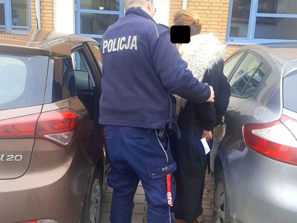 Zostawiła dzieci w domu i poszła się bawić