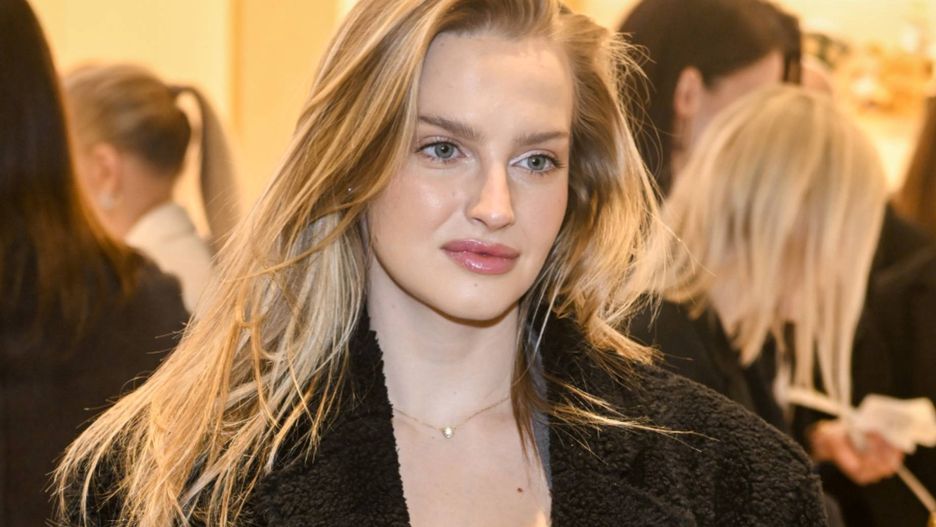 Karolina Pisarek w monochromatycznej stylizacji 
