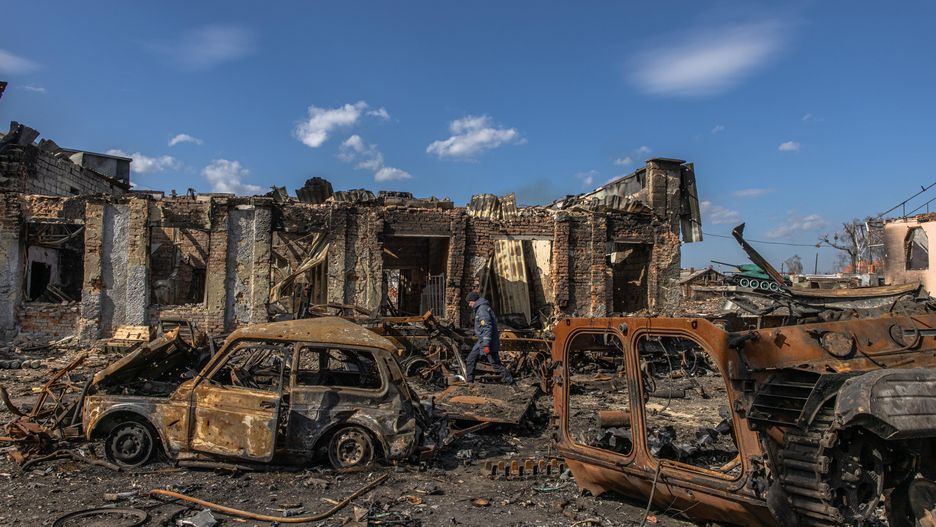 epaselect epa09859955 A Ukrainian rescue worker walks past destroyed Russian military vehicles as he looks for explosive items next to the railway station where the Russian forces were stationed, in the recaptured by the Ukrainian army Trostyanets town, in Sumy region, Ukraine, 29 March 2022 (issued 30 March 2022). Trostyanets was recaptured by the Ukrainian army after the town was under Russian forces from the first days of the war for over a month. Russian troops entered Ukraine on 24 February prompting the country's president to declare martial law and triggering a series of announcements by Western countries to impose severe economic sanctions on Russia. EPA/ROMAN PILIPEY Dostawca: PAP/EPA.