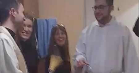 Ksiądz z wizytą w akademiku. Nagle krzyknął: "O Boże!"