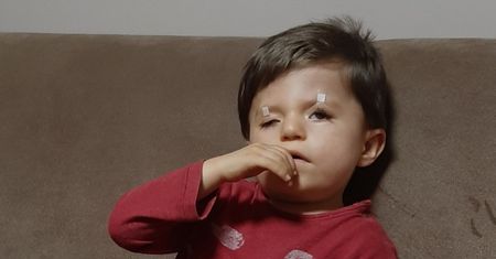 Muszą mu podklejać powieki. Dramat malutkiego Radka z Leszna