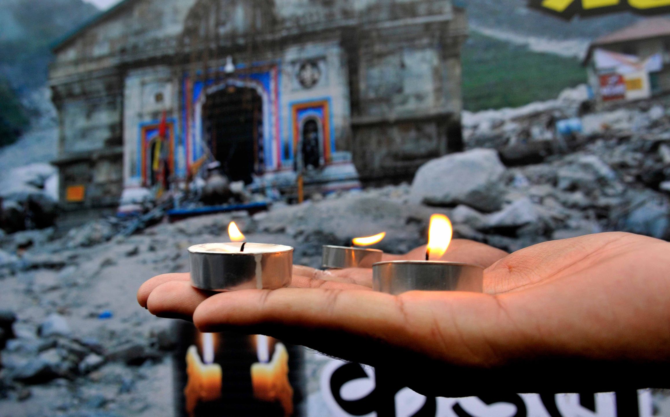 Pielgrzymi modlą się przed świątynią Kedarnath 