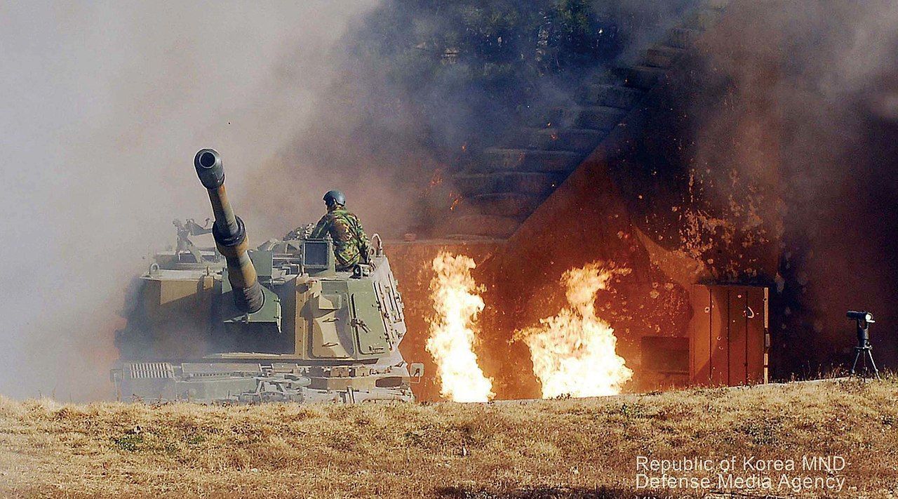 Armatohaubica samobieżna K9 Thunder południowokoreańskich wojsk lądowych pod ostrzałem artylerii północnokoreańskiej.