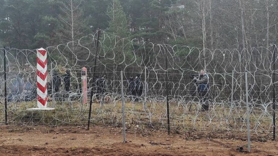 Kuźnica, 14.11.2021. Przedstawiciel mediów po białoruskiej stronie granicy w okolicach Kuźnicy, 14 bm. Ministerstwo Obrony Narodowej poinfomowało, że migranci zaczęli w niedzielę znosić do znajdującego się przy granicy obozowiska gałęzie, a większość namiotów w których przebywali jest usuwana. Na miejscu pojawili się również przedstawiciele białoruskich mediów. (jm) PAP/Ministerstwo Obrony Narodowej

 HANDOUT EDITORIAL USE ONLY NO SALES