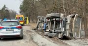 Ciężarówka na boku na DW631. Na czas stawiania pojazdu zablokują drogę