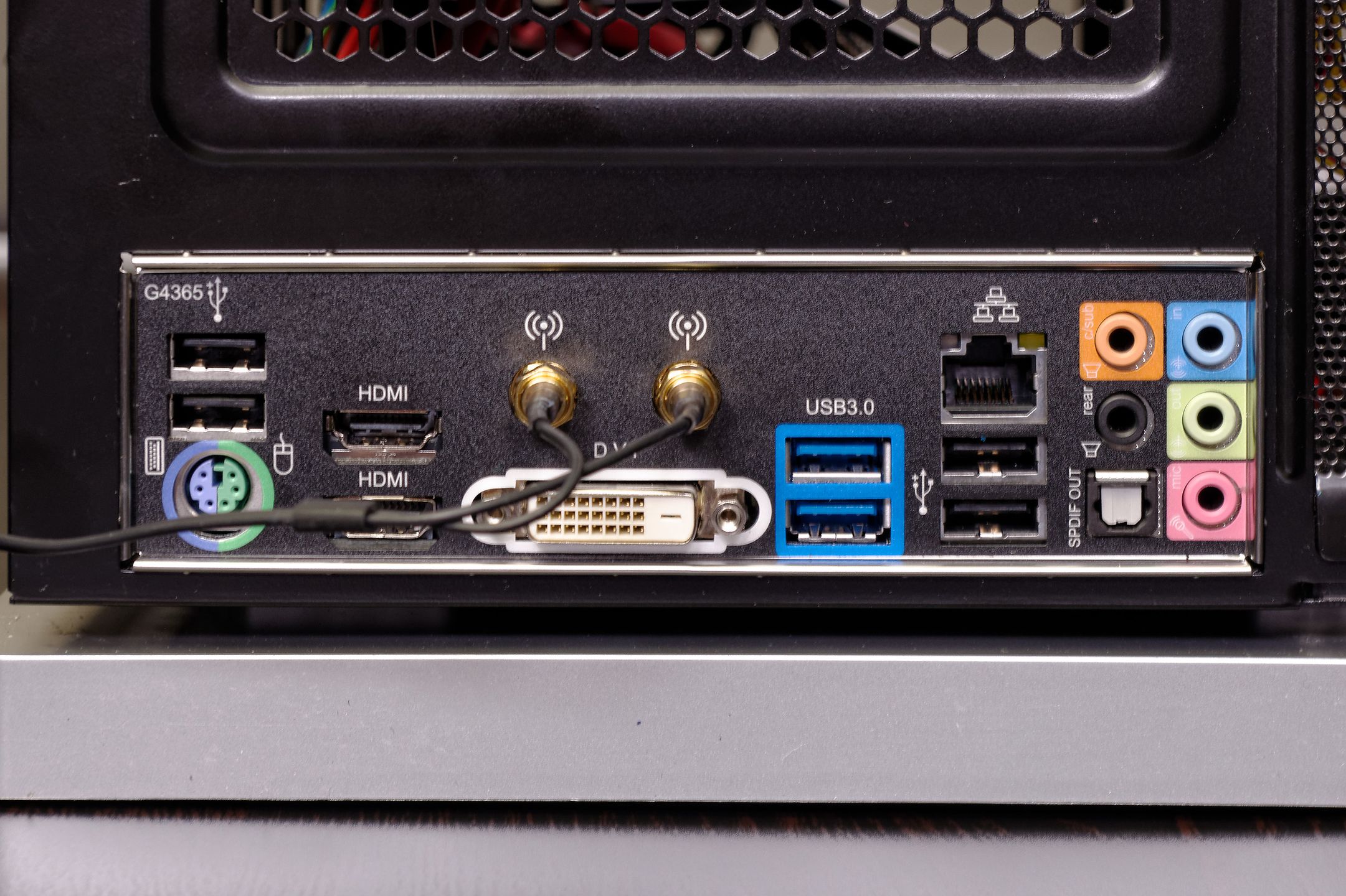 Panel tylni, z podłączoną anteną Wi-Fi