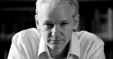 Co się stało z Julianem Assange? Wikileaks zapewnia, że żyje, ale czy można wierzyć im – i Pameli Anderson?