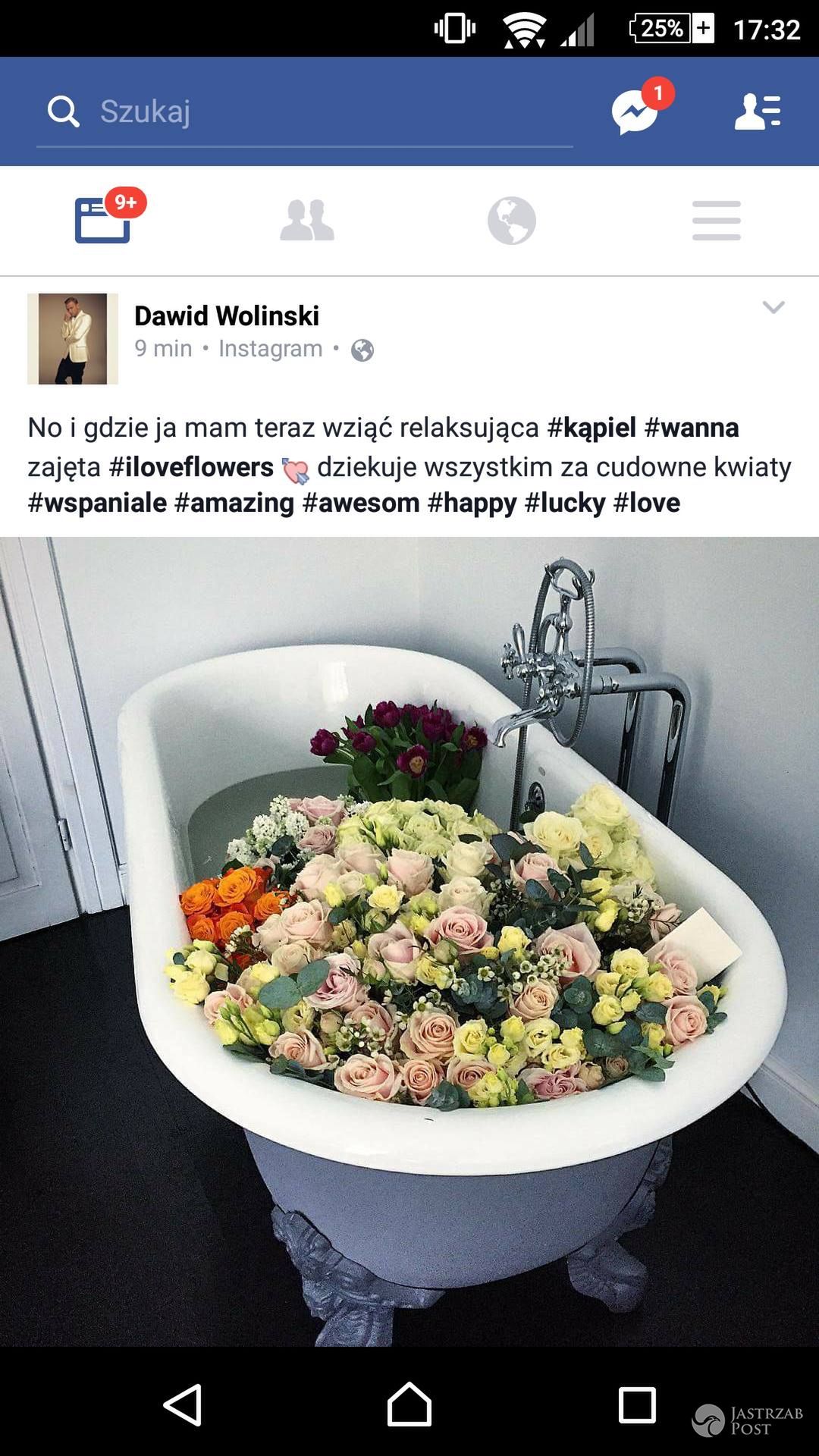 Dawid Woliński i jego wanna pełna kwiatów