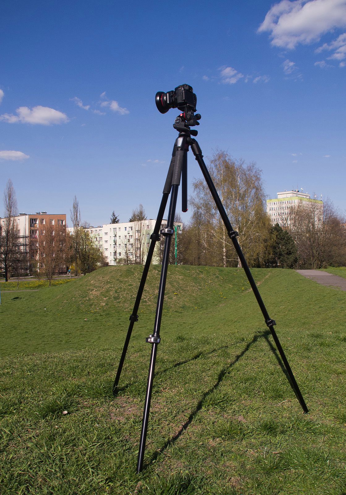 Testowany zestaw w pełnej okazałości. No, właściwie to nie w pełnej, bo nie wysunąłem kolumny. Pozwala ona podnieść głowicę z aparatem o 30 cm zachowując przy tym przyzwoitą sztywność. Bez wysuniętej kolumny miałem wizjer lustrzanki na wysokości nieco ponad 160 cm – akurat dla osób mierzących 180 cm lub trochę więcej. No chyba, że zamierzamy aparat pochylić mocniej w dół – wówczas przydałoby się nam jeszcze kilka centymetrów wzrostu. Albo uchylny wizjer i działanie w LV. A, jeszcze jedno: kolumna nie jest okrągła, więc możemy regulować jej wysunięcie bez obaw, że aparat obróci się wokół osi pionowej.© Paweł Baldwin