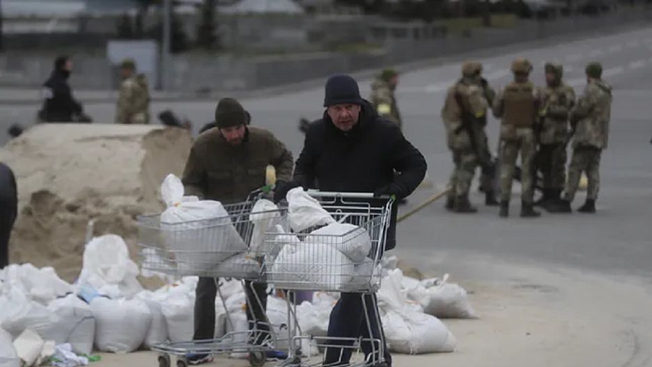 Według ukraińskiego wywiadu, Rosjanie planują kolejny duży atak.Źródło: PAP, fot: PAP/EPA/ZURAB KURTSIKIDZE