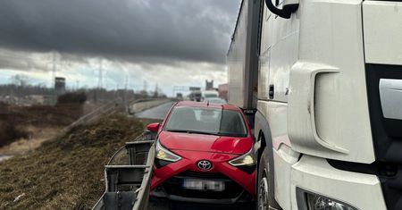 Przygniótł go do bariery. Kierowca tira zareagował błyskawicznie