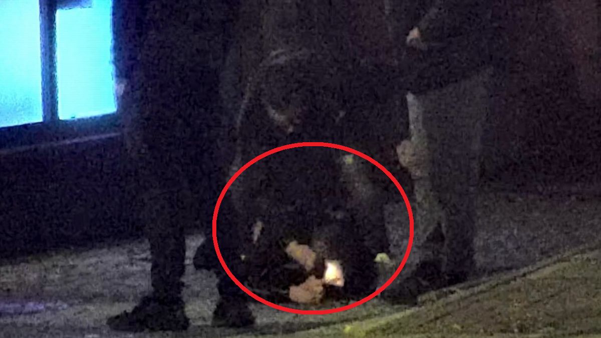 Grupa osób napadła na przechodnia.