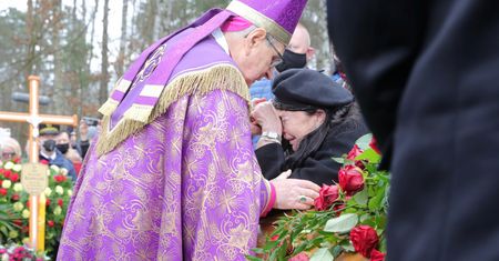 Biskup pogodzi macochę i pasierba? "Ewa Krawczyk już do mnie dzwoniła"