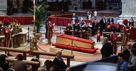 Rodzina papieża Franciszka bez zaproszenia na pogrzeb. Bilety kupił darczyńca