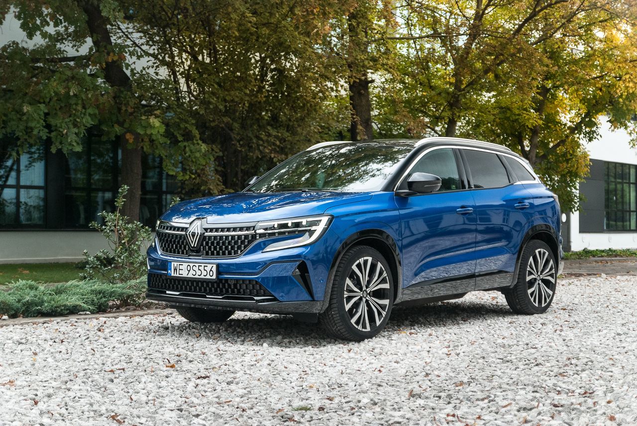 Renault Austral straciło bazowy napęd, a wraz z nim manualną skrzynię. Ile teraz kosztuje?