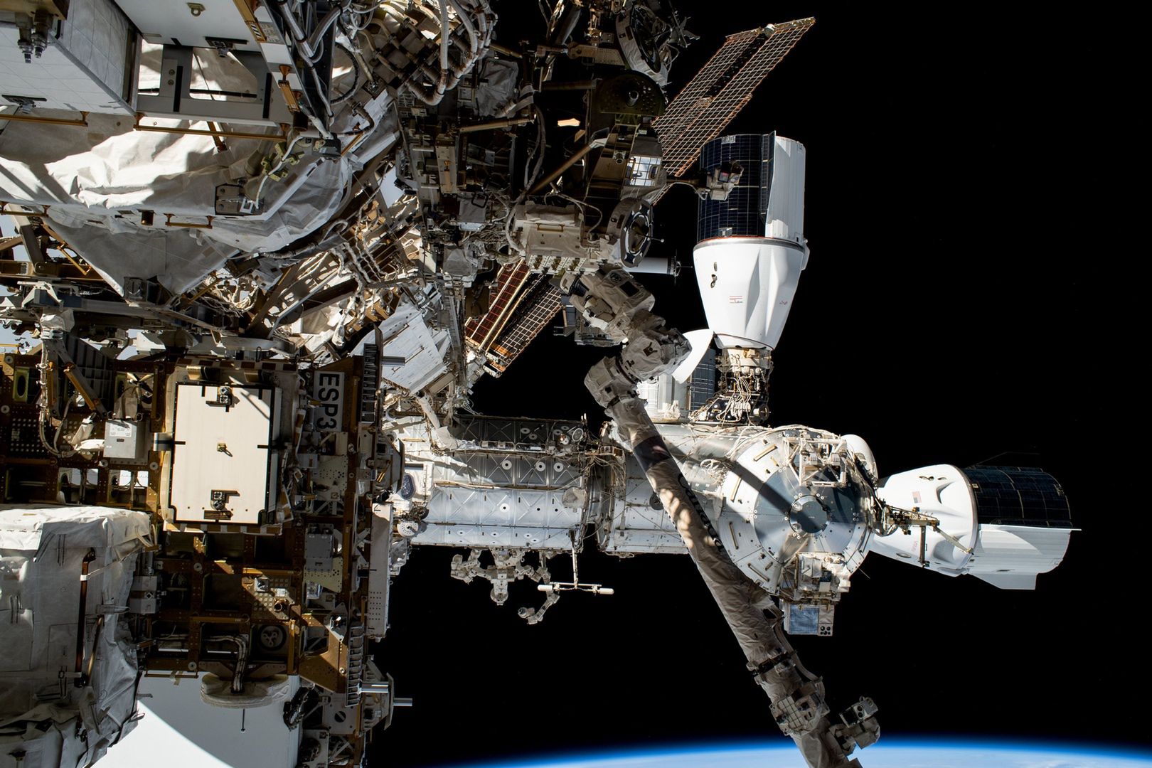 Pojazdy SpaceX towarowy i załogowy zadokowane do MSK.