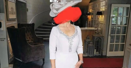 Szokująca kreacja teściowej. Przyszła na ślub w białej sukni z trenem