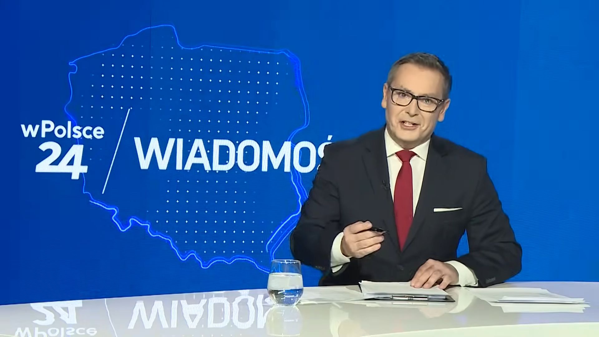 Michał Adamczyk otwierający pierwsze wydanie "Wiadomości" wPolsc