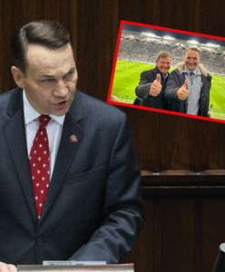 Dyplomacja futbolowa. Sikorski pokazał niemieckiemu politykowi Żyletę