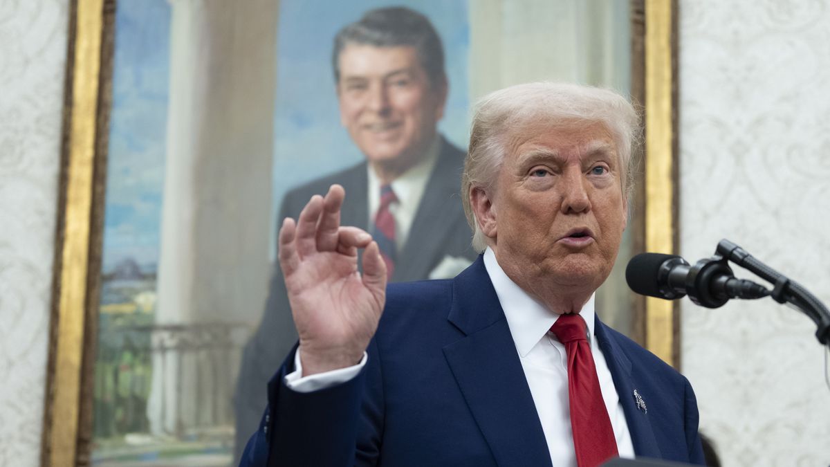 US President Donald Trump speaks at the swearing-in ceremony for Jeanine Pirro, as interim US Attorney for the District of Columbia, in the Oval Office at the White House in Washington, DC, USA, 28 May 2025. EPA/Chris Kleponis - Pool via CNP / POOL Dostawca: PAP/EPA.